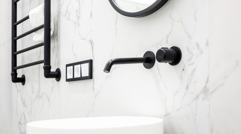 12 inspirujących aranżacji białych łazienek w nowoczesnym stylu