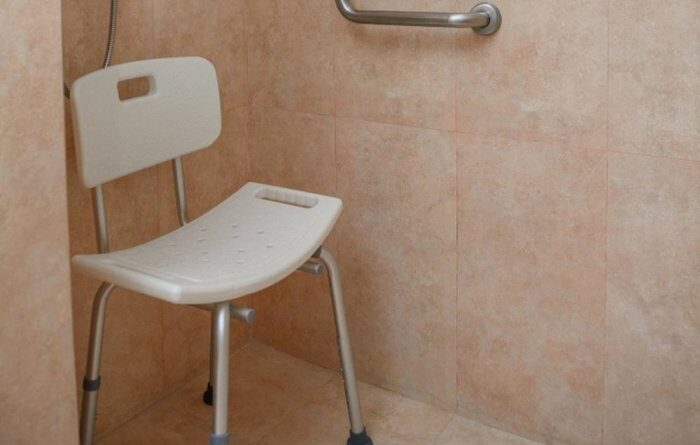 Jak zaplanować bezpieczną strefę prysznicową dla seniora
